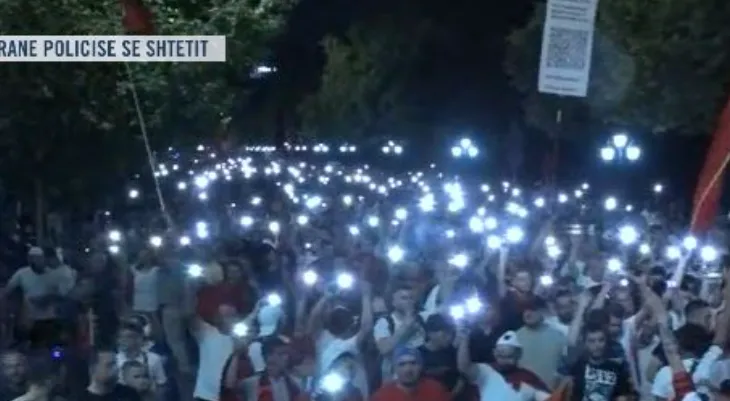 “Rama ik!”/ 20 ditë revolucion! “Ndizen” rrugët nga blicet e protestuesve, qytetarët i përshëndesin nga ballkonet