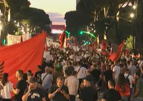 “Rama ik”/ Bulevardi i ‘përmbytur’ nga protestuesit, nis marshimi në rrugët e Tiranës, ushtojnë ovacionet e forta