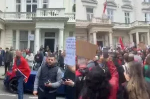 “Rama ik”/ Londra mbushet kuq e zi, shqiptarët hidhen në protestë: Shqipëria nuk është në shitje