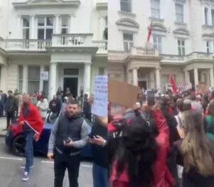 “Rama ik”/ Londra mbushet kuq e zi, shqiptarët hidhen në protestë: Shqipëria nuk është në shitje
