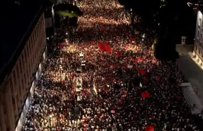 “Rama jep dorëheqje”, shtohet numri i qytetarëve në protestën para Kryeministrisë