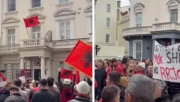 “Rama jep dorëheqjen!”/ Diaspora e Londrës protestë të fuqishme kundër qeverisë për Zvërnecin: Shqipëria nuk shitet!