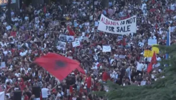 “Rama jep dorëheqjen”/ Protesta e 12-të në Tiranë, Reuters transmeton sërish live tubimin
