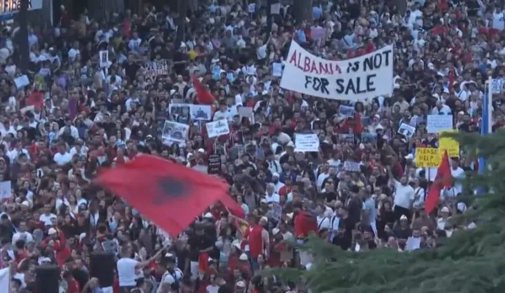 “Rama jep dorëheqjen”/ Protesta e 12-të në Tiranë, Reuters transmeton sërish live tubimin