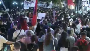 “Rama jep dorëheqjen”/ Protestuesit “pushtojnë” rrugët, rreth 5 orë tubim madhështor kundër qeverisë: Nesër më shumë