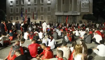 Rama jep dorëheqjen! Sot dita e 22-të e protestës, shqiptarët e gdhijnë para Kryeministrisë