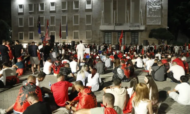 Rama jep dorëheqjen! Sot dita e 22-të e protestës, shqiptarët e gdhijnë para Kryeministrisë