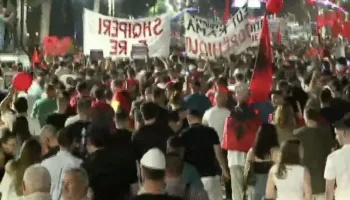 “Rama jepe dorëheqjen! Ju erdhi fundi”/ Mbyllet protesta para Kryeministrisë, nis marshimi në rrugët e Tiranës