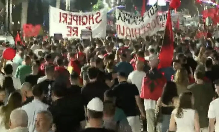 “Rama jepe dorëheqjen! Ju erdhi fundi”/ Mbyllet protesta para Kryeministrisë, nis marshimi në rrugët e Tiranës