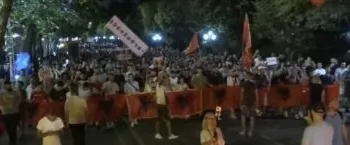 “Rama jepe dorëheqjen”/ Marshimi në Tiranë, protestuesit nuk kursejnë as Bajram Begajn: President i lodhur…