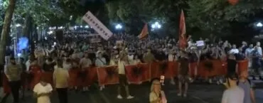 “Rama jepe dorëheqjen”/ Marshimi në Tiranë, protestuesit nuk kursejnë as Bajram Begajn: President i lodhur…