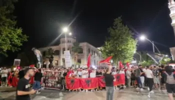 ‘Rama jepe dorëheqjen!’ Marshimi protestë ndalet edhe para parlamentit! ‘Nesër më shumë’ para kryeministrisë