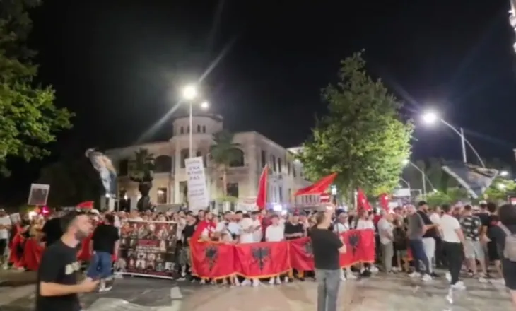 ‘Rama jepe dorëheqjen!’ Marshimi protestë ndalet edhe para parlamentit! ‘Nesër më shumë’ para kryeministrisë