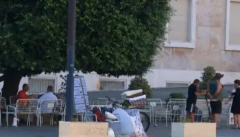 “Rama jepe dorëheqjen”, protestuesit e kalojnë natën para Kryeministrisë