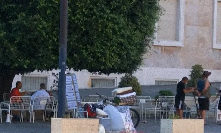 “Rama jepe dorëheqjen”, protestuesit e kalojnë natën para Kryeministrisë