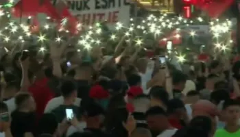 “Rama jepe dorëheqjen!”/ Protestuesit ndriçojnë Bulevardin me blicat e telefonave, plot sheshi para Kryeministrisë