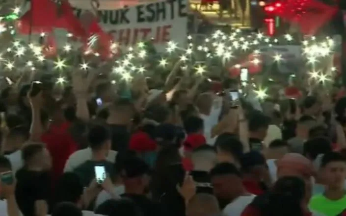 “Rama jepe dorëheqjen!”/ Protestuesit ndriçojnë Bulevardin me blicat e telefonave, plot sheshi para Kryeministrisë