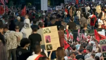 “Rama jepe dorëheqjen”/ Protestuesit nisin marshimin kilometrik, qytetarët ndezin rrugët e kryeqytetit