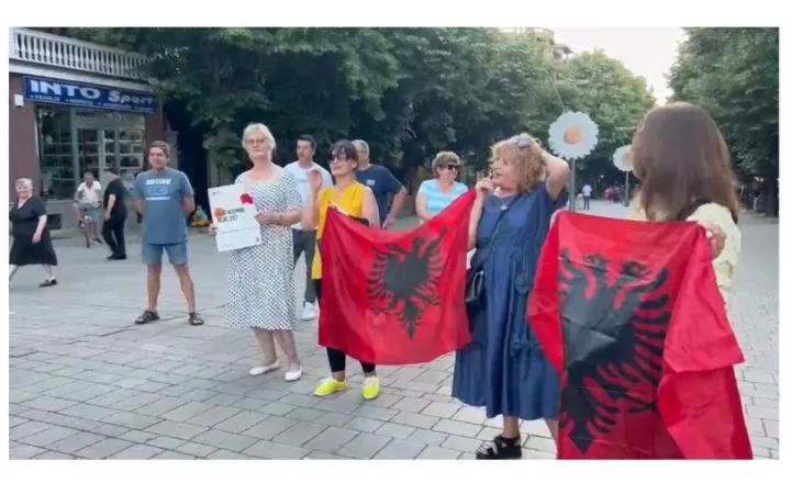 ‘Rama jepe dorëheqjen’/ Qytetarët korçarë dalin sërish në shesh, protestë në Korçë