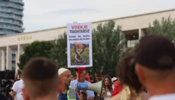 ‘Rama jepe dorëheqjen’/ Shqiptarët në revoltë! Sot protesta e 20-të para Kryeministrisë