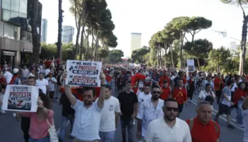 ‘Rama jepe dorëheqjen!’ Sot ishin shumë, nesër edhe më shumë! Sot dita e 13-të! Protesta kundër qeverisë nuk ndalet