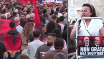 “Rama marrëveshje të fshehtë me Berishën”, protestuesja thirrje intelektualëve: Rinia vrau frikën, e keni detyrim…