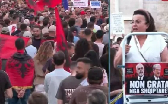 “Rama marrëveshje të fshehtë me Berishën”, protestuesja thirrje intelektualëve: Rinia vrau frikën, e keni detyrim…
