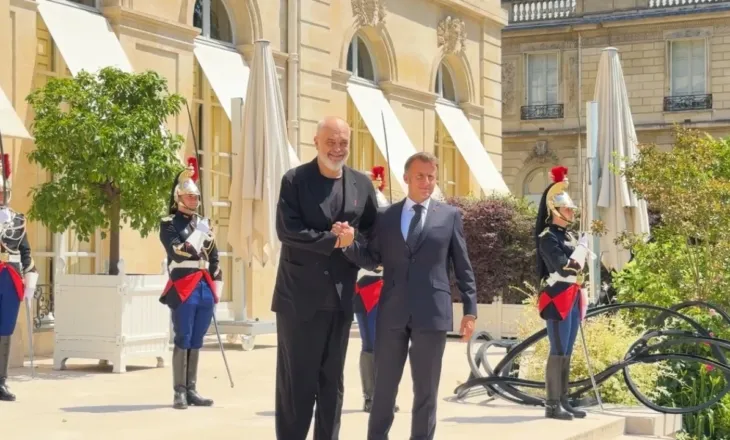 Rama mbërrin në Pallatin Elysee, i ftuar nga Presidenti Macron