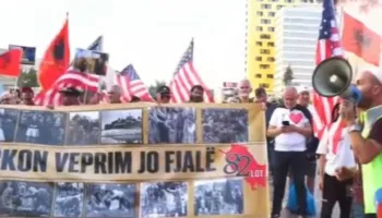 “Rama me Shqipërinë mos bëj pazar”/ Shqiptarët në revoltë kundër kryeministrit me flamurin e SHBA: Jemi populli…