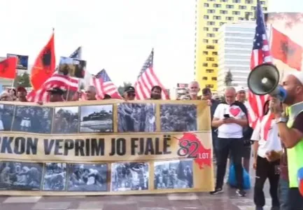 “Rama me Shqipërinë mos bëj pazar”/ Shqiptarët në revoltë kundër kryeministrit me flamurin e SHBA: Jemi populli…