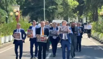 ‘Rama n’burg, Belinda n’burg’/ Deputetët e PD mbërrijnë me pankarta në Kuvend