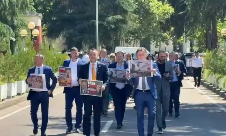 ‘Rama n’burg, Belinda n’burg’/ Deputetët e PD mbërrijnë me pankarta në Kuvend