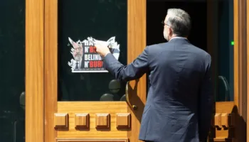 “Rama n’burg, Belinda n’burg”/ Deputeti i PS gris pankartën e vendosur në derën hyrëse të Kuvendit