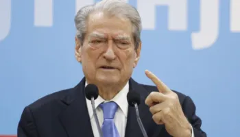 “Rama n’burg, Berisha n’burg”/ Berisha u përgjigjet protestuesve: Paguhen nga Sorosi