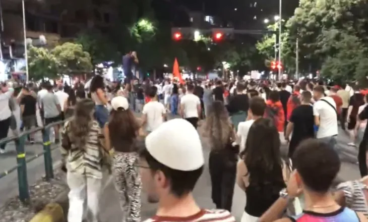 “Rama n’burg, Berisha n’burg”, pas marshimit nëpër kryeqytet, disa protestues rikthehen para Kryeministrisë, të tjerë vijojnë lëvizjen në këmbë