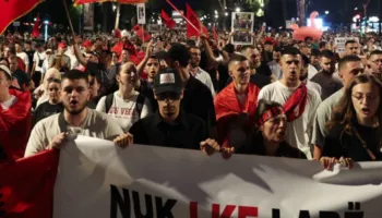 “Rama n’burg, Berisha n’burg”/ Protestuesit marshojnë deri në ‘Astir’, ulen në rrugë dhe bllokojnë qarkullimin në zonën e ‘Unazës së Madhe’