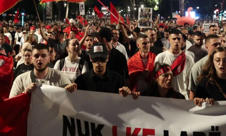 “Rama n’burg, Berisha n’burg”/ Protestuesit marshojnë deri në ‘Astir’, ulen në rrugë dhe bllokojnë qarkullimin në zonën e ‘Unazës së Madhe’