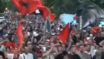 “Rama n’burg, Berisha n’burg!”/ Thirrjet që po tundin Tiranën, marshimi masiv vijon me fuqi në rrugët e kryeqytetit