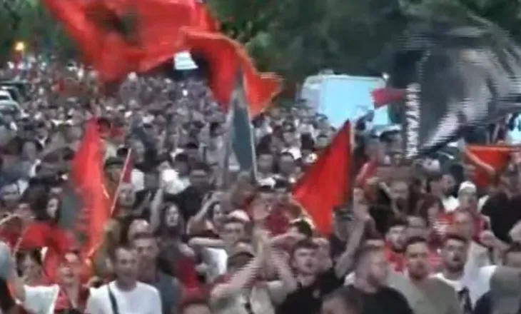 “Rama n’burg, Berisha n’burg!”/ Thirrjet që po tundin Tiranën, marshimi masiv vijon me fuqi në rrugët e kryeqytetit