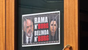 ‘Rama në burg, Belinda në burg’-Pankarta kundër qeverisë ngjitetet në derën e Kuvendit