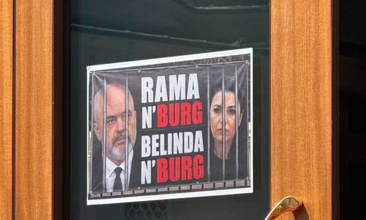 ‘Rama në burg, Belinda në burg’-Pankarta kundër qeverisë ngjitetet në derën e Kuvendit