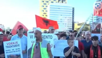 “Rama në burg, Belinda në burg”/ Protestuesit revoltë: Opozita jemi ne, nuk ka kampionat që i shpërqendron shqiptarët