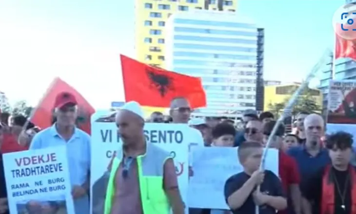 “Rama në burg, Belinda në burg”/ Protestuesit revoltë: Opozita jemi ne, nuk ka kampionat që i shpërqendron shqiptarët