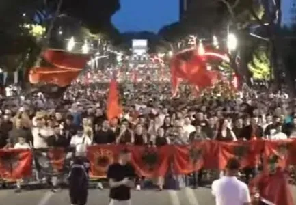 “Rama në burg, Berisha në burg”, protestuesit nisin marshimin në Tiranë