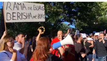 “Rama në burg, Berisha në burg”/ Protestuesit nuk përmbahen ndaj Kryeministrit dhe kreut të opozitës