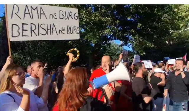 “Rama në burg, Berisha në burg”/ Protestuesit nuk përmbahen ndaj Kryeministrit dhe kreut të opozitës