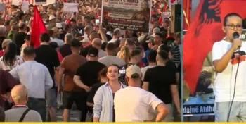 “Rama në burg, Berisha në burg”/ Vogëlushi elektrizon sheshin: Ne jemi revolucioni i paqes dhe drejtësisë