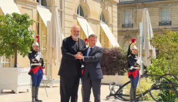 Rama nis vizitën zyrtare në Paris, pritet në Pallatin Elysee nga Presidenti Macron