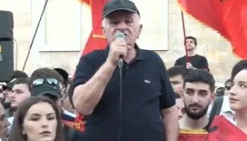 ‘Rama nuk është më kryeministër’, pensionisti i bashkohet protestës: 140 hajdutët rritën rrogat tyre, të dorëhiqen