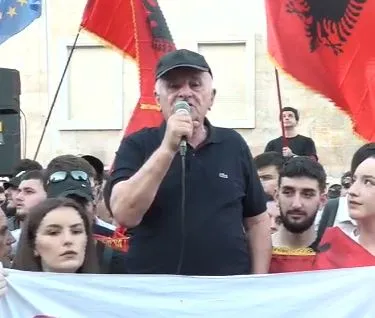 ‘Rama nuk është më kryeministër’, pensionisti i bashkohet protestës: 140 hajdutët rritën rrogat tyre, të dorëhiqen